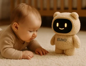 Bébé allongé sur le sol entrain de découvrir l'aspect du touché avec Euno a côté